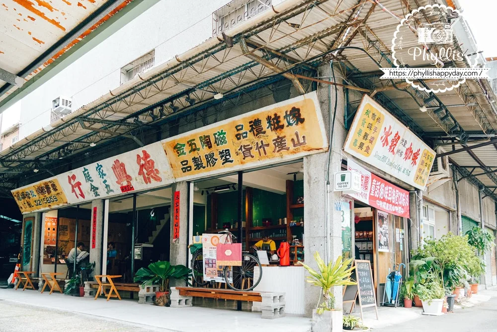 traditional storefront under elevated highway with chinese signage and potted plants., beangood café 冰穀咖啡草悟店（實際營業時間依店家fb&ig公告