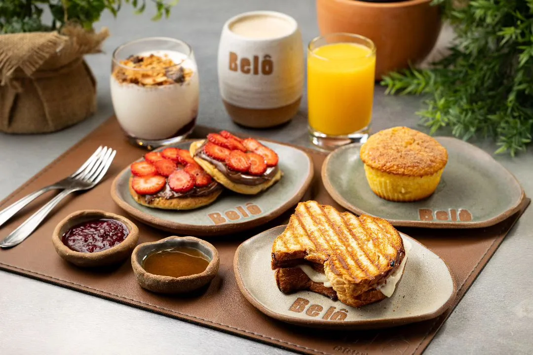 elegantly plated breakfast spread with pastries, fresh berries, yogurt, and juice., belô café, belo horizonte