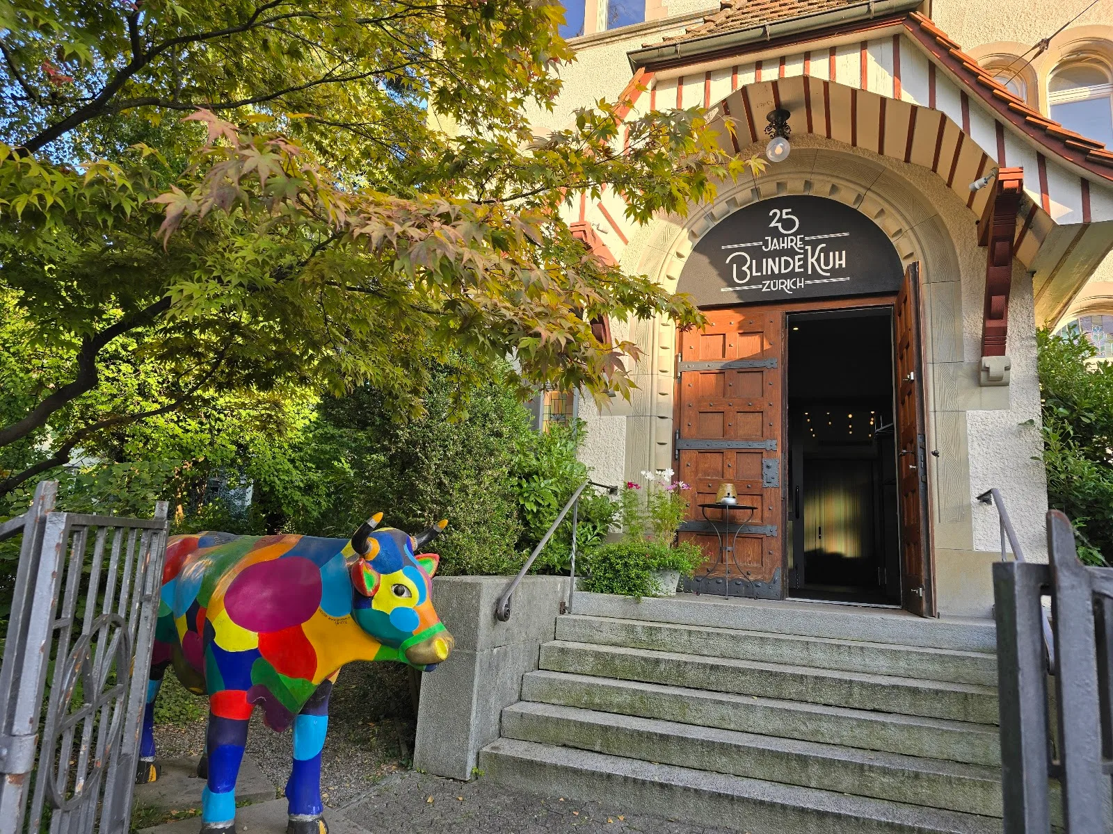 blinde kuh, dine in the dark in zurich