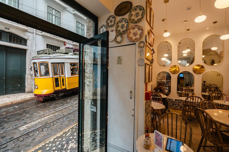 Breakfast Lovers Chiado in Lisbon — specialty coffee cafe