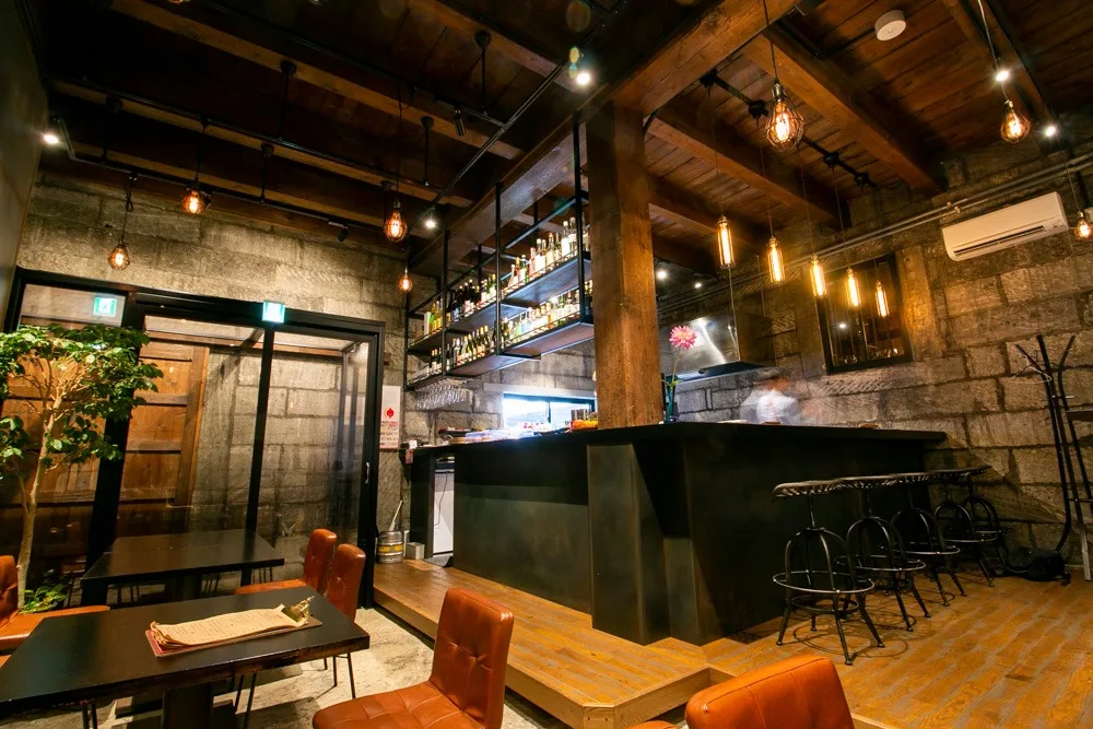 Cafe Bar & Hostel ［石と鉄 STONE and IRON］