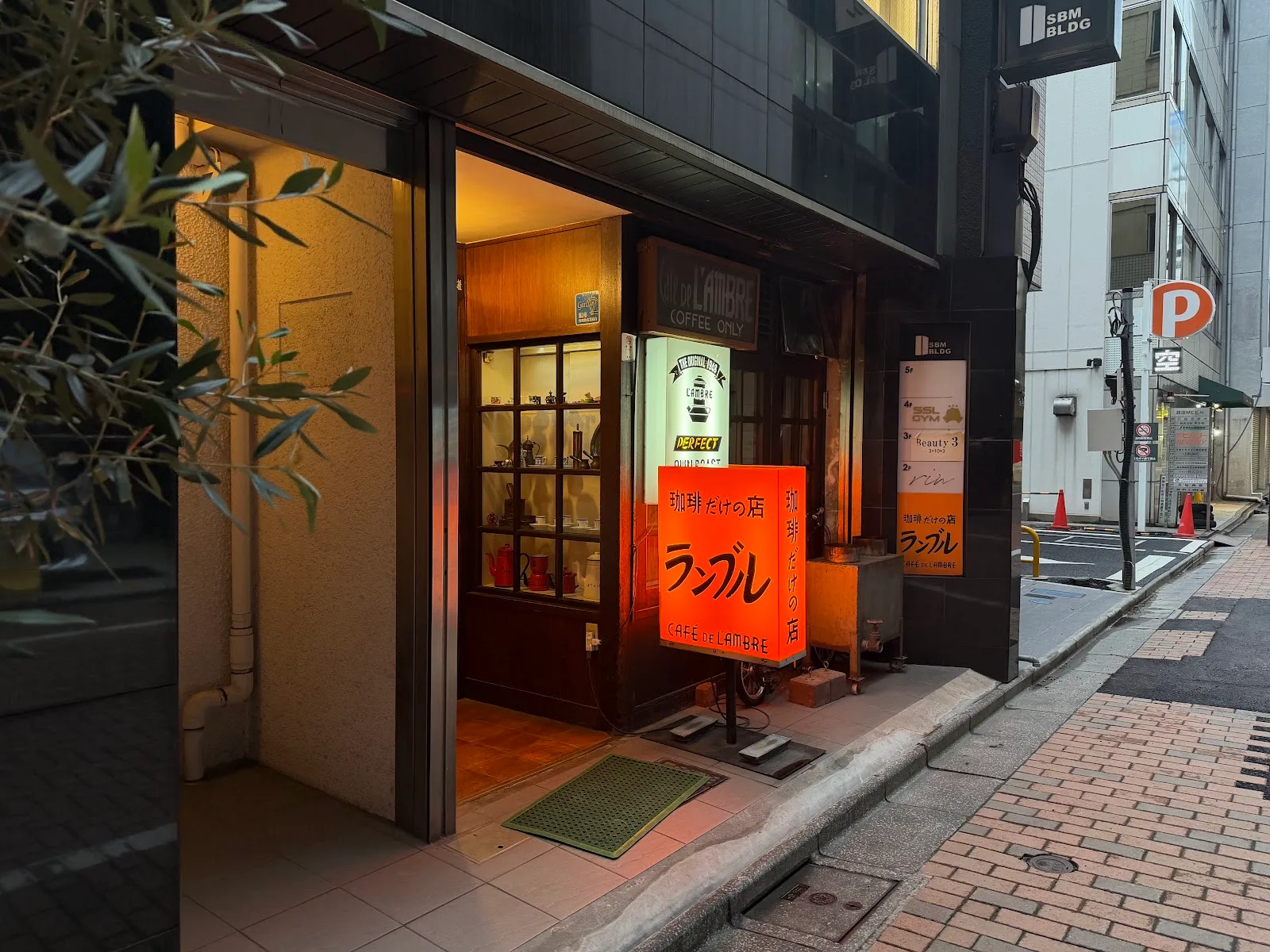 Cafe de l'ambre in Tokyo, specialty coffee cafe