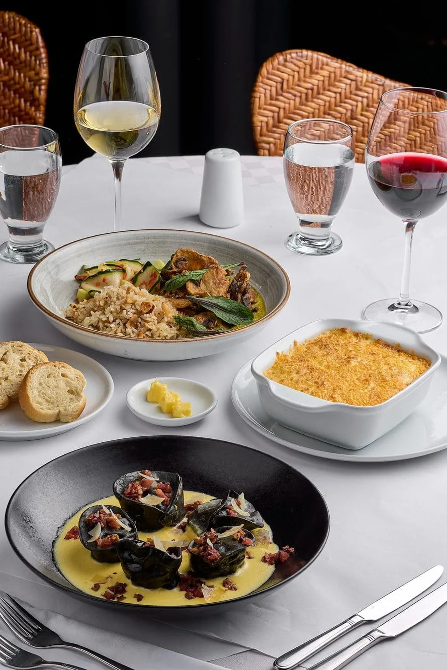 fine dining table setting with seafood dishes and wine pairings elegantly arranged., café le gris, medellín