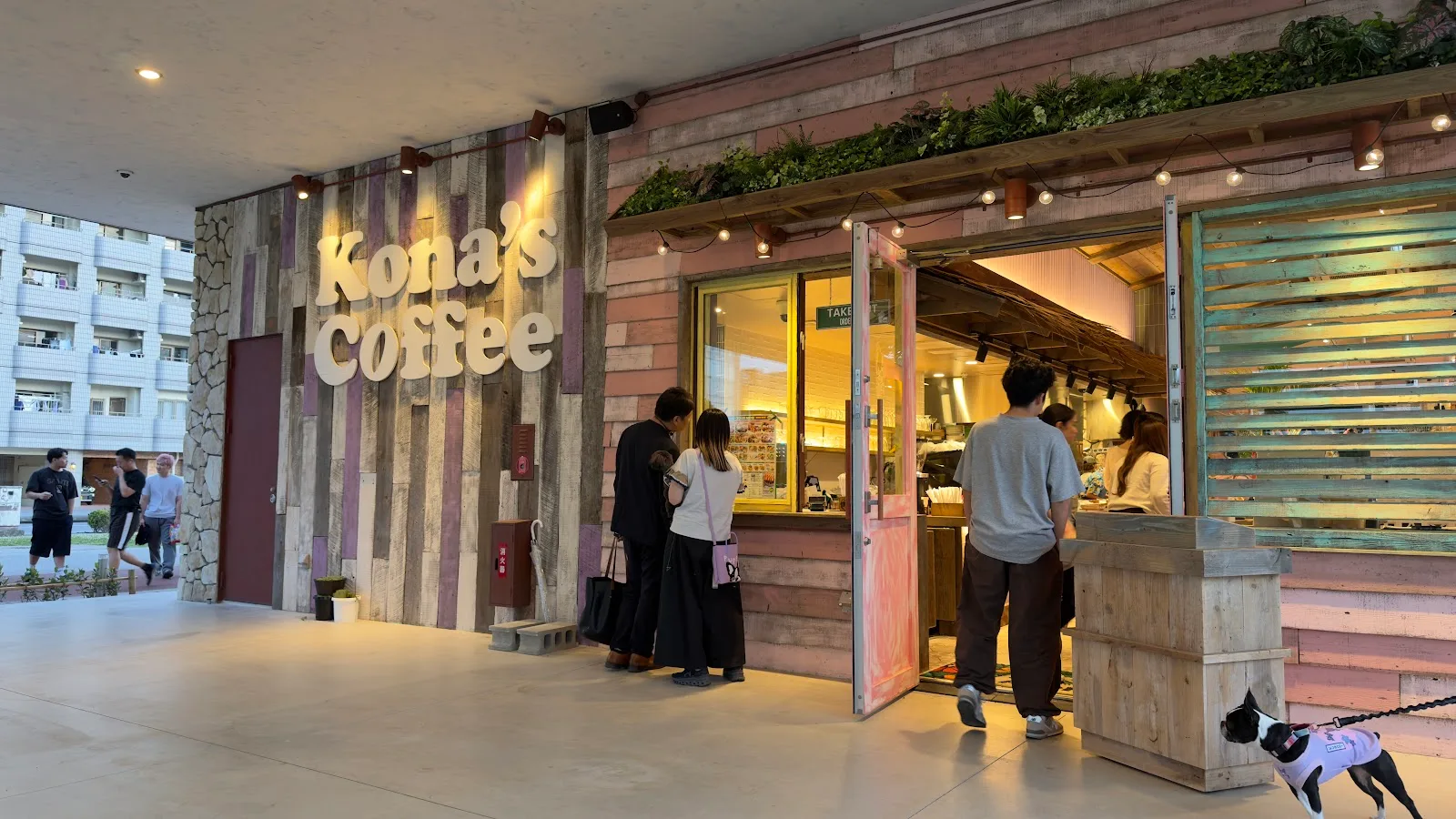 Cawaii Cafe & Bar in Naha, specialty coffee cafe