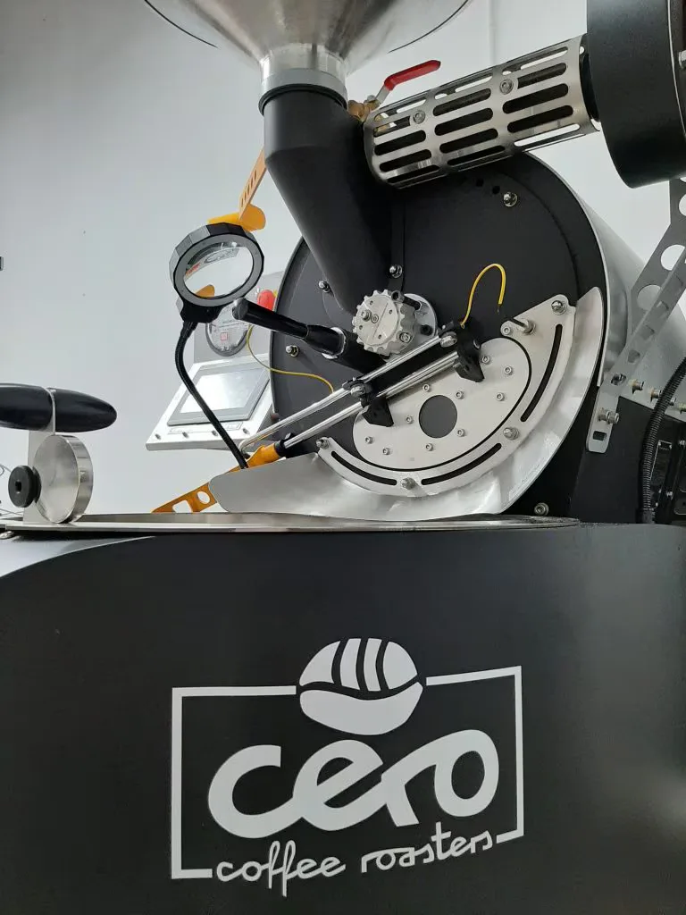 cero coffee roaster drum with temperature gauge and mechanical components visible., cero coffee roasters: tostadores de café,