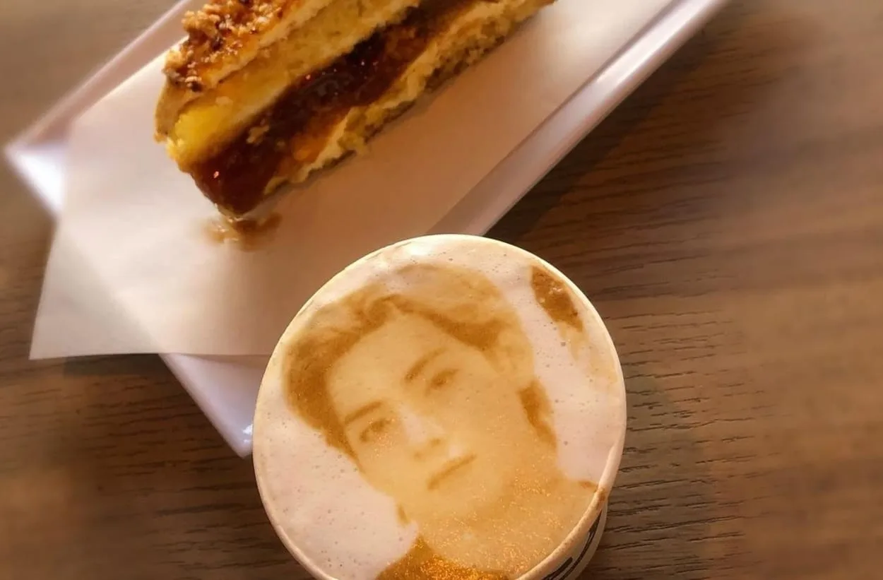 cappuccino with portrait latte art and sliced cake on white plate., coffee selfie, são paulo