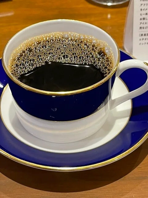 dark coffee with foam head in blue and white cup on saucer., coffeeman, fukuoka