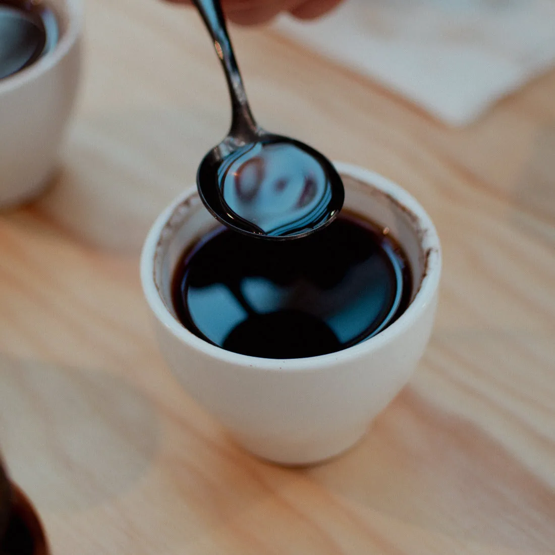 cupping · zwoo welt - uganda + peru + guatemala + costa rica + panama coffee by zwoo kaffeeröster ⎮ kaffeefenster