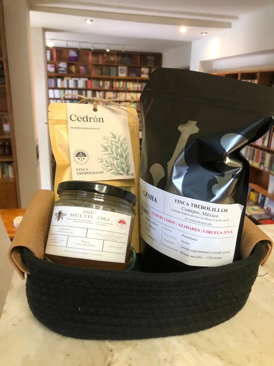 canasta de regalo (1 cafe:gesha, 1 té cedrón y 1 miel) coffee by cafe katsina | el desastre bookstore
