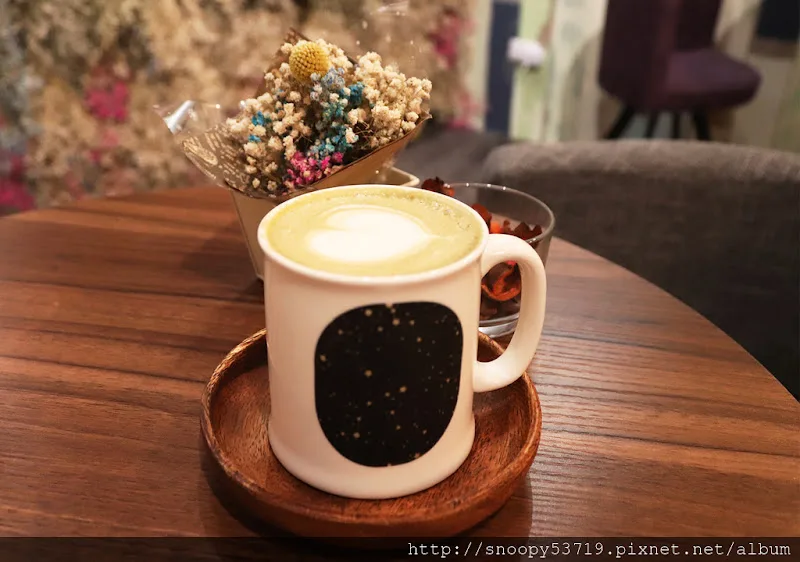 latte with latte art on wooden coaster beside dried flower bouquet indoors., condor cafe 康朵咖啡烘焙豆專賣, taichung