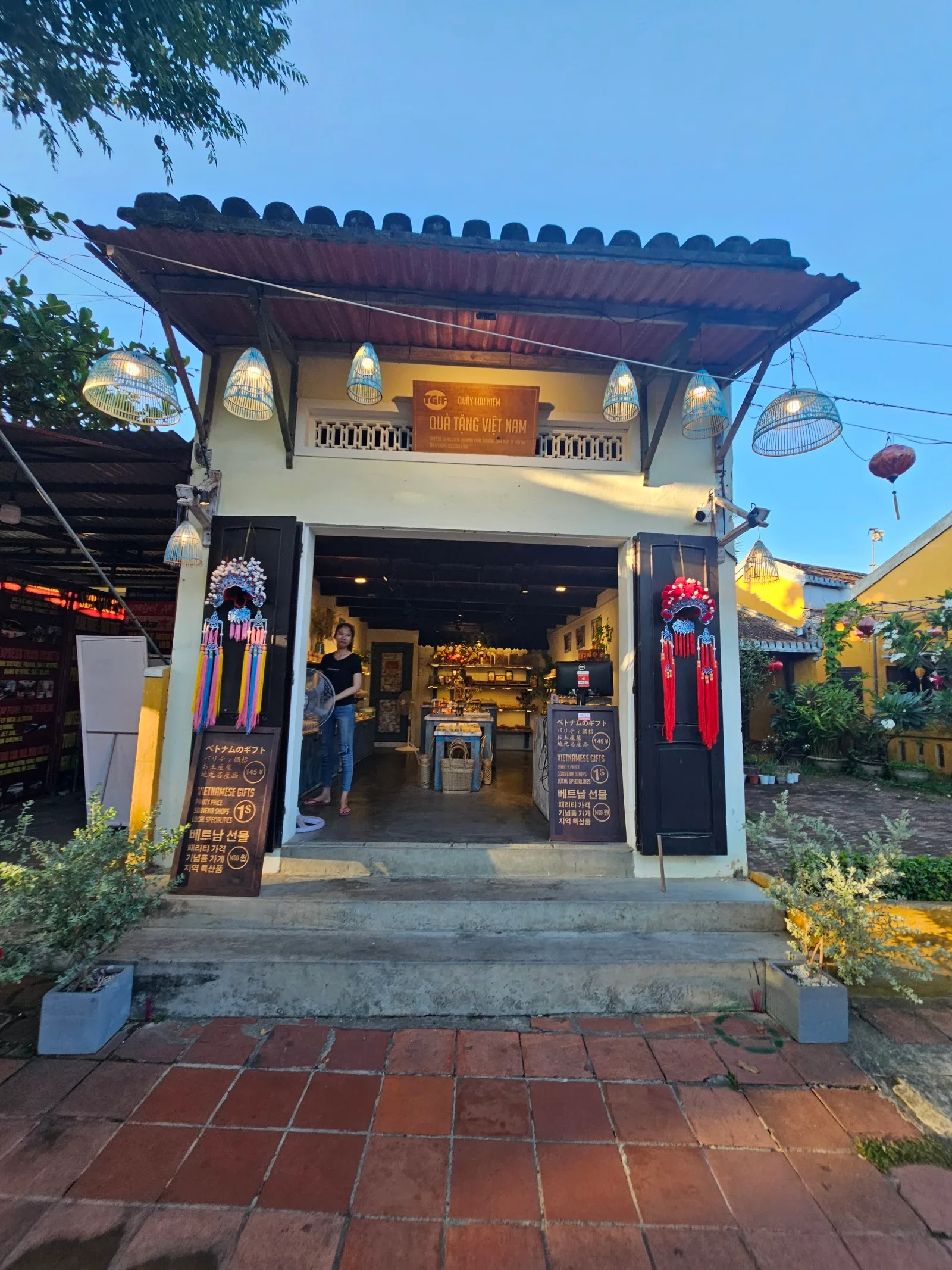 Cửa hàng quà tặng : socola, trà và cà phê Hội An – TGIF - specialty coffee roaster in Hoi An