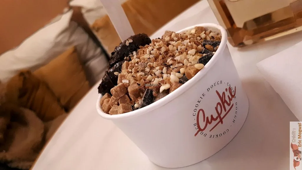 cookie dough cup with granola topping and chocolate chunks in white container., cupkie - cookie dough & cookies à la français