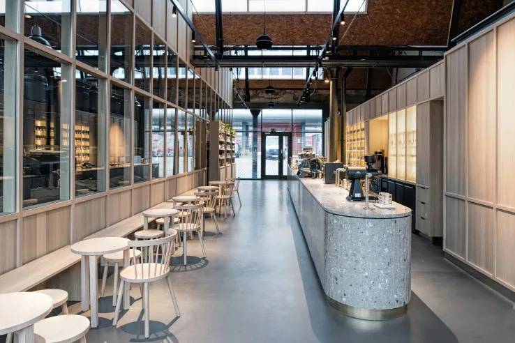 modern minimalist café interior with counter seating and industrial ceiling design., elbgold röstkaffee gmbh, hamburg