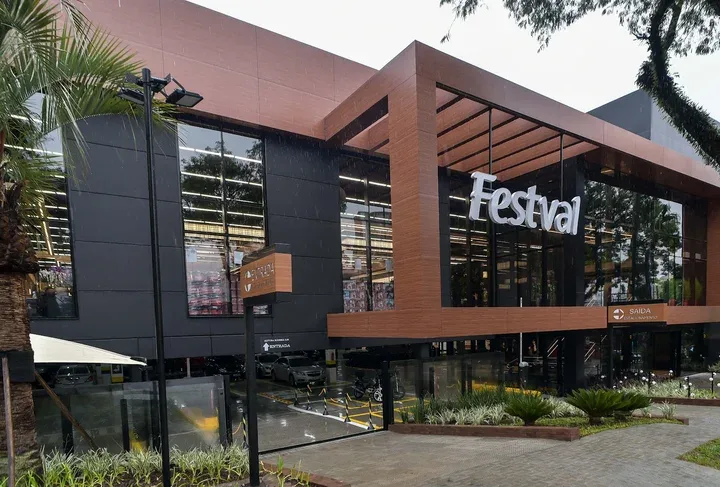 modern brick building with "festal" signage, large windows, and tropical landscaping., festval linha verde, curitiba