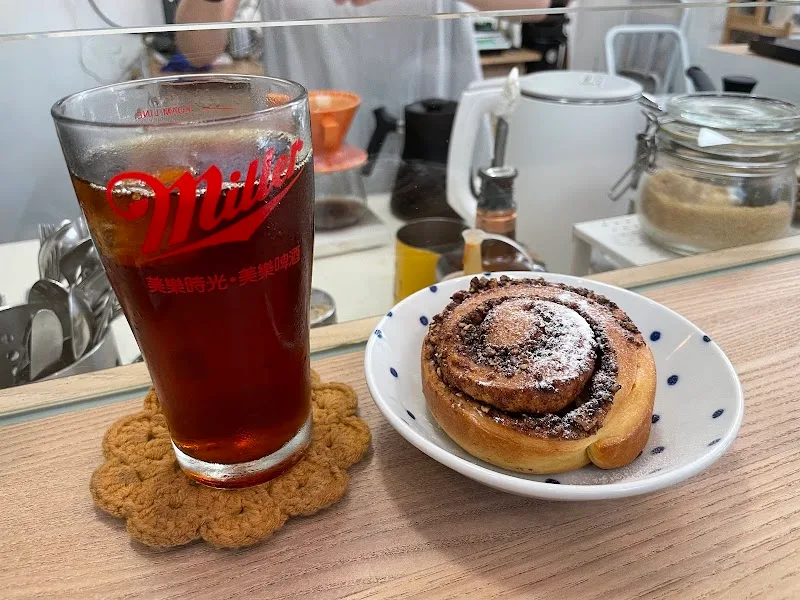 cola drink with flower-shaped coaster beside cinnamon roll pastry on plate., ハーフ珈琲（hafu coffee roaster), taipei