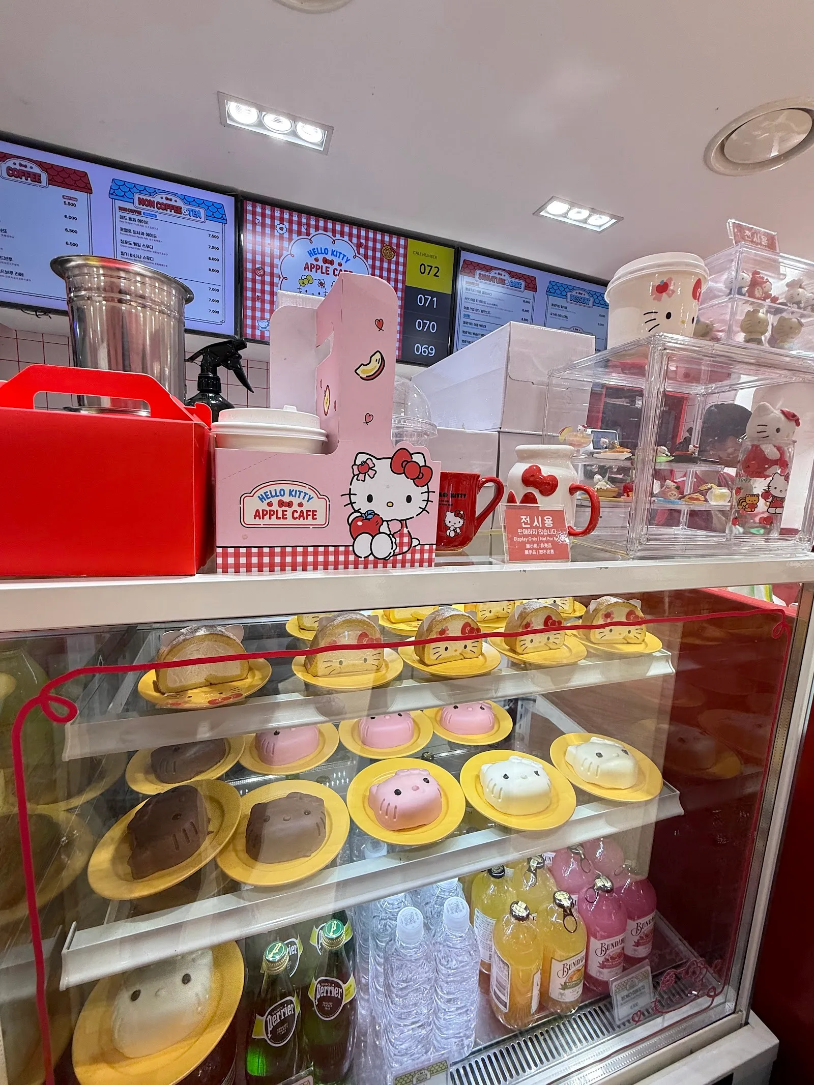 hello kitty apple cafe, character cafe in seoul