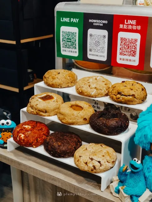 bakery display with assorted cookies and pastries next to payment qr codes., 好事多磨｜咖啡烘焙工作坊&美式軟餅乾專賣店｜三重成功店（howsdomo coffee), ta