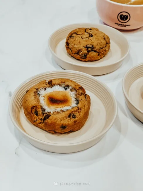 chocolate chip cookies on cream plates with caramel sauce and beverage., 好事多磨｜咖啡烘焙工作坊&美式軟餅乾專賣店｜三重成功店（howsdomo coffee), taipei