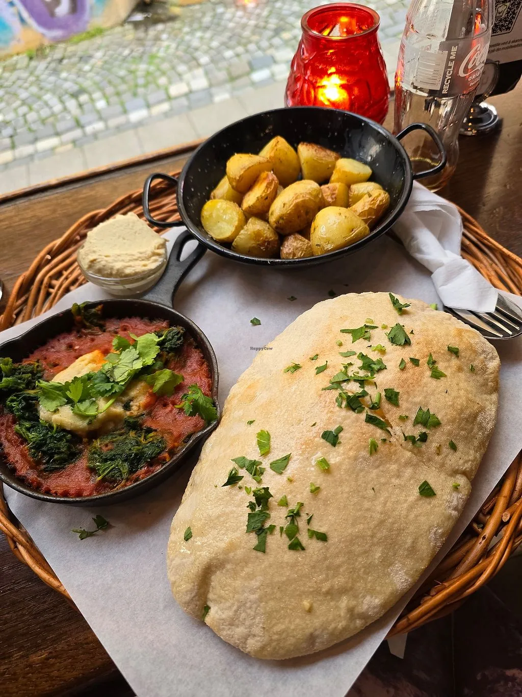roasted potatoes, creamy sauce, red curry dish, fresh herbs, candlelit dinner setting., kafé & restaurant spesial, bergen