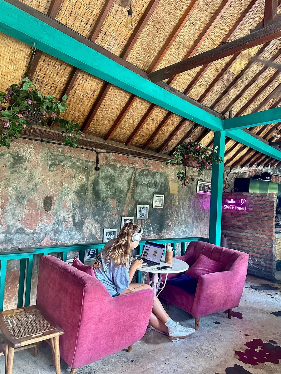 Lazy Cats Cafe (via instagram)