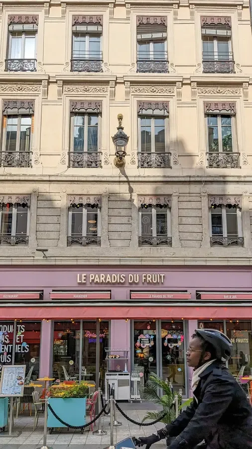 Le Paradis du Fruit in Paris, specialty coffee cafe