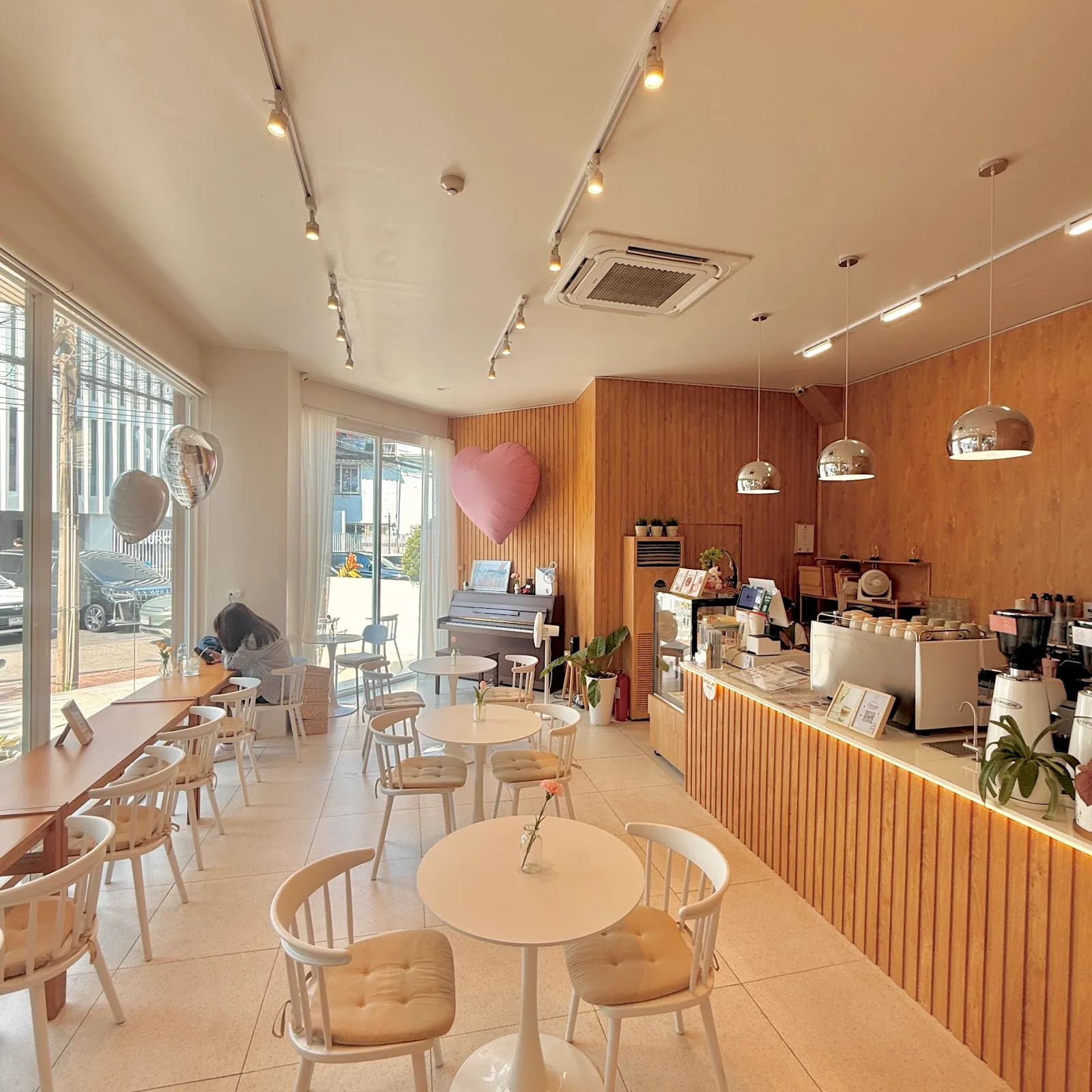 Little White Daily (Cafe, Coffee Shop and Easy Dining))
