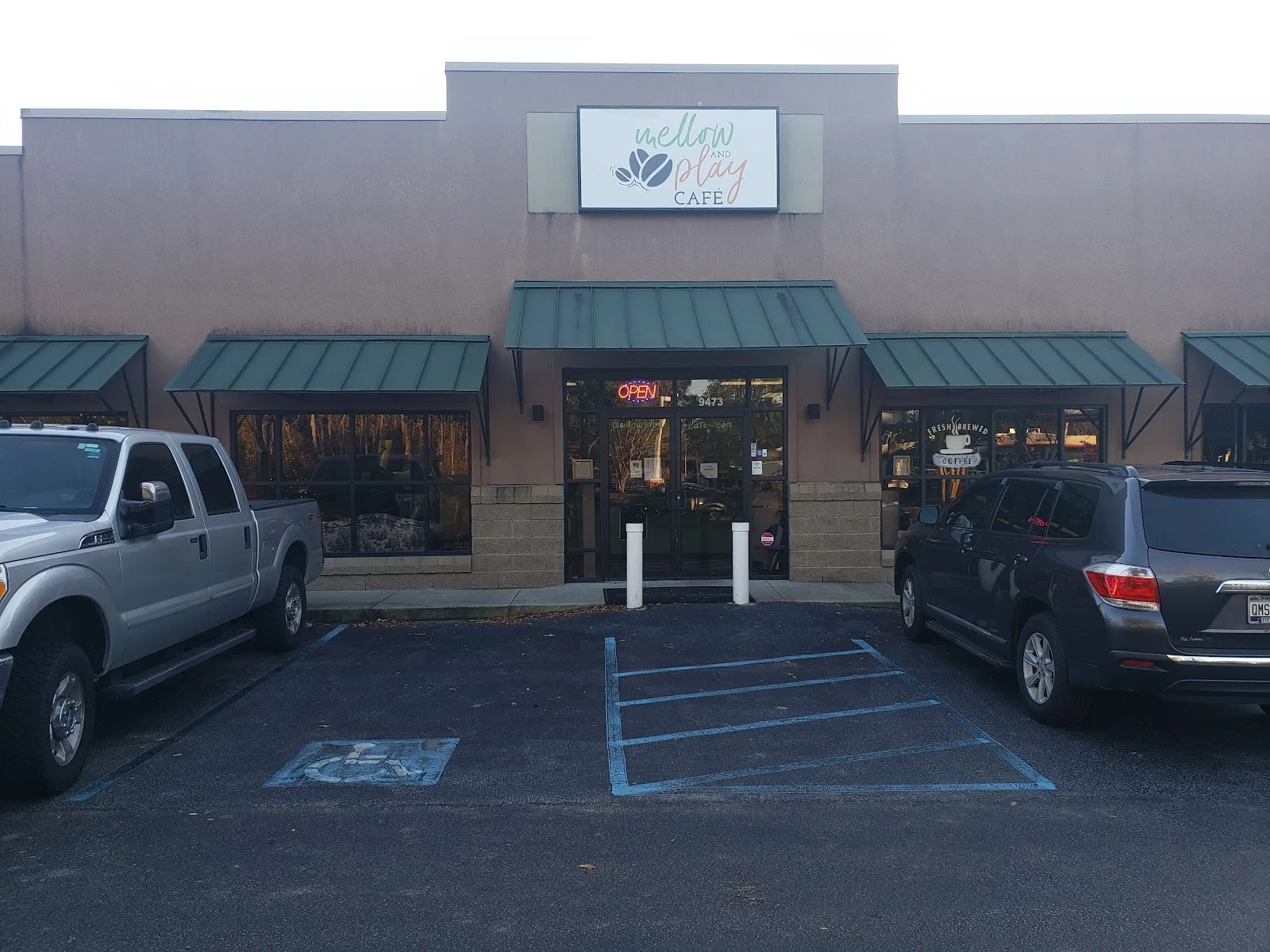 Mellow & Play Cafe