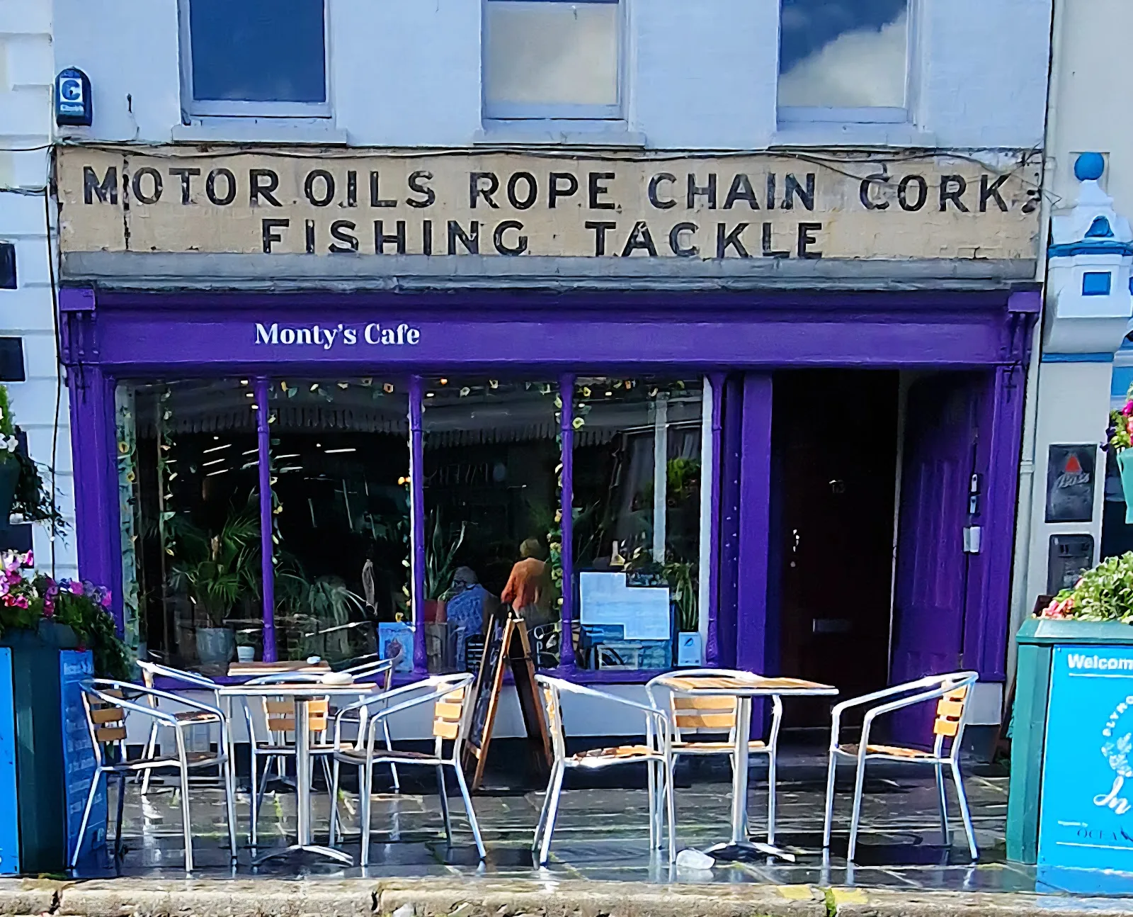 Monty's Café