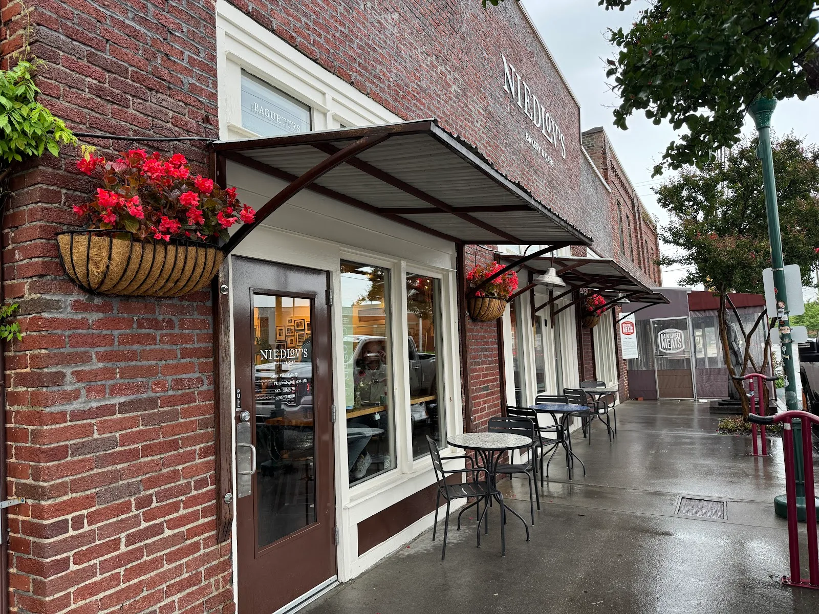 Niedlov's Cafe & Bakery in Chattanooga — specialty coffee cafe