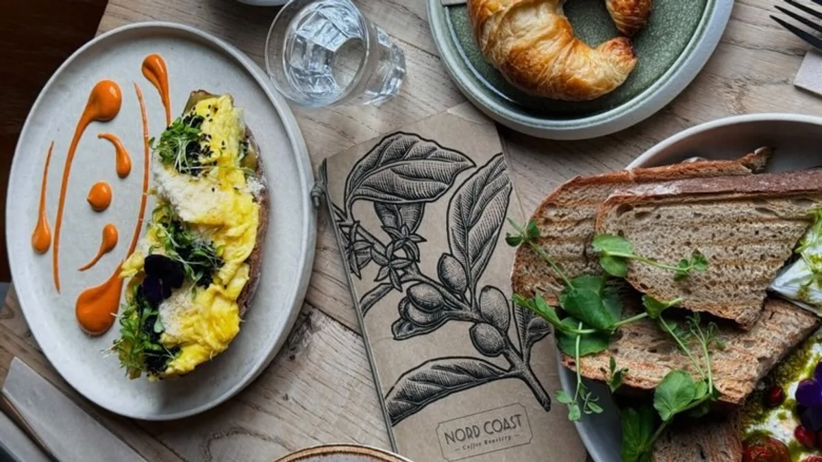 fine dining breakfast spread with omelet, toast, croissant, and artisan plating., nord coast coffee roastery, hamburg