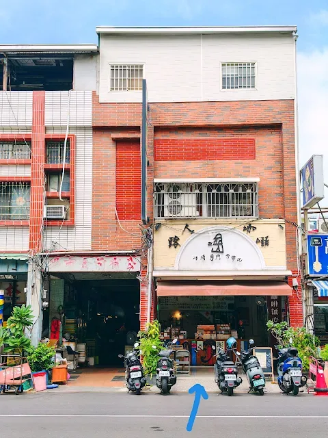 asian street storefront with scooters parked, mixed brick and white facade architecture., ruh cafe no.1, kaohsiung