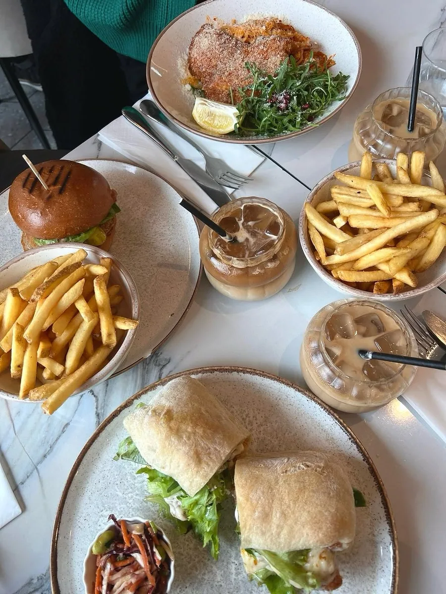 Suela Café Bistro (via instagram)