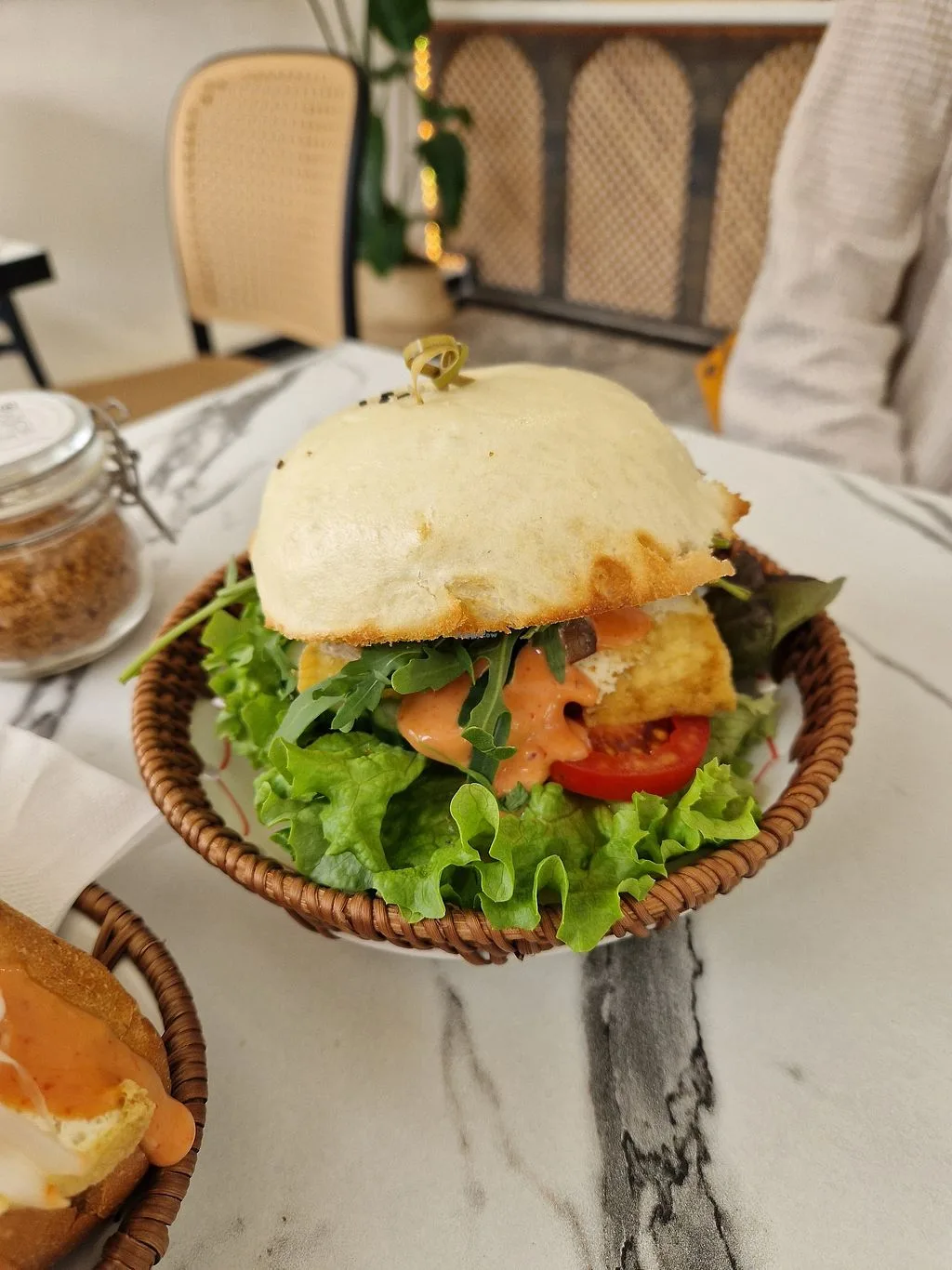 gourmet burger with arugula, tomato, and aioli on wicker plate., the annamites coffee roasters, munich