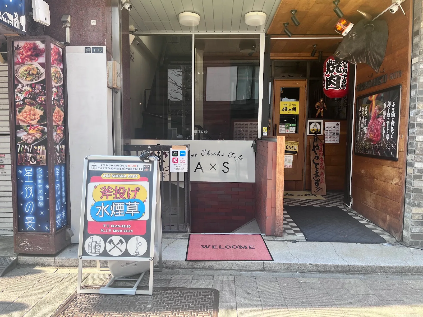 The axe throwing bar in Tokyo, specialty coffee cafe