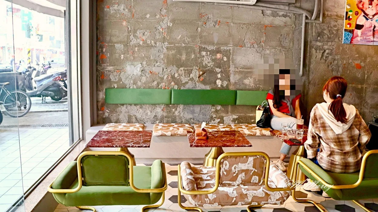 distressed walls, green seating, people at table in casual interior space., the light x coffee art n design灯泡咖啡館 手沖｜滬掛｜軽食｜甜点｜
