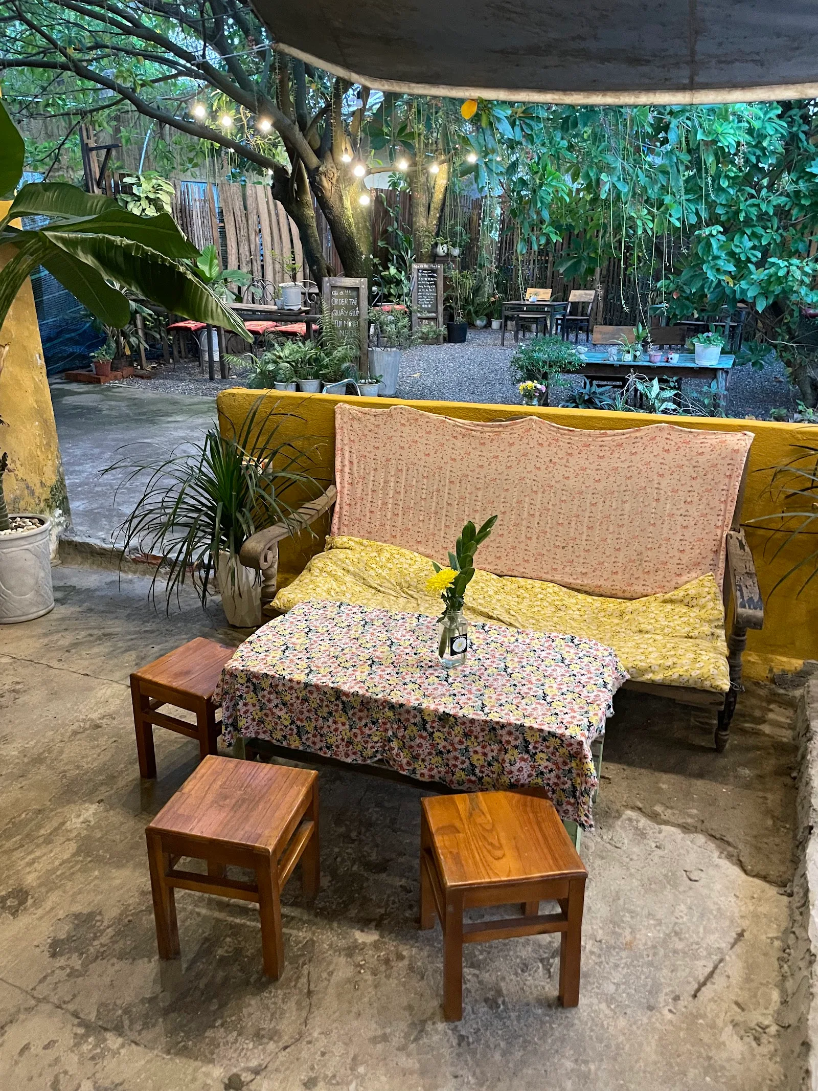Tiệm cà phê Hoa Cúc