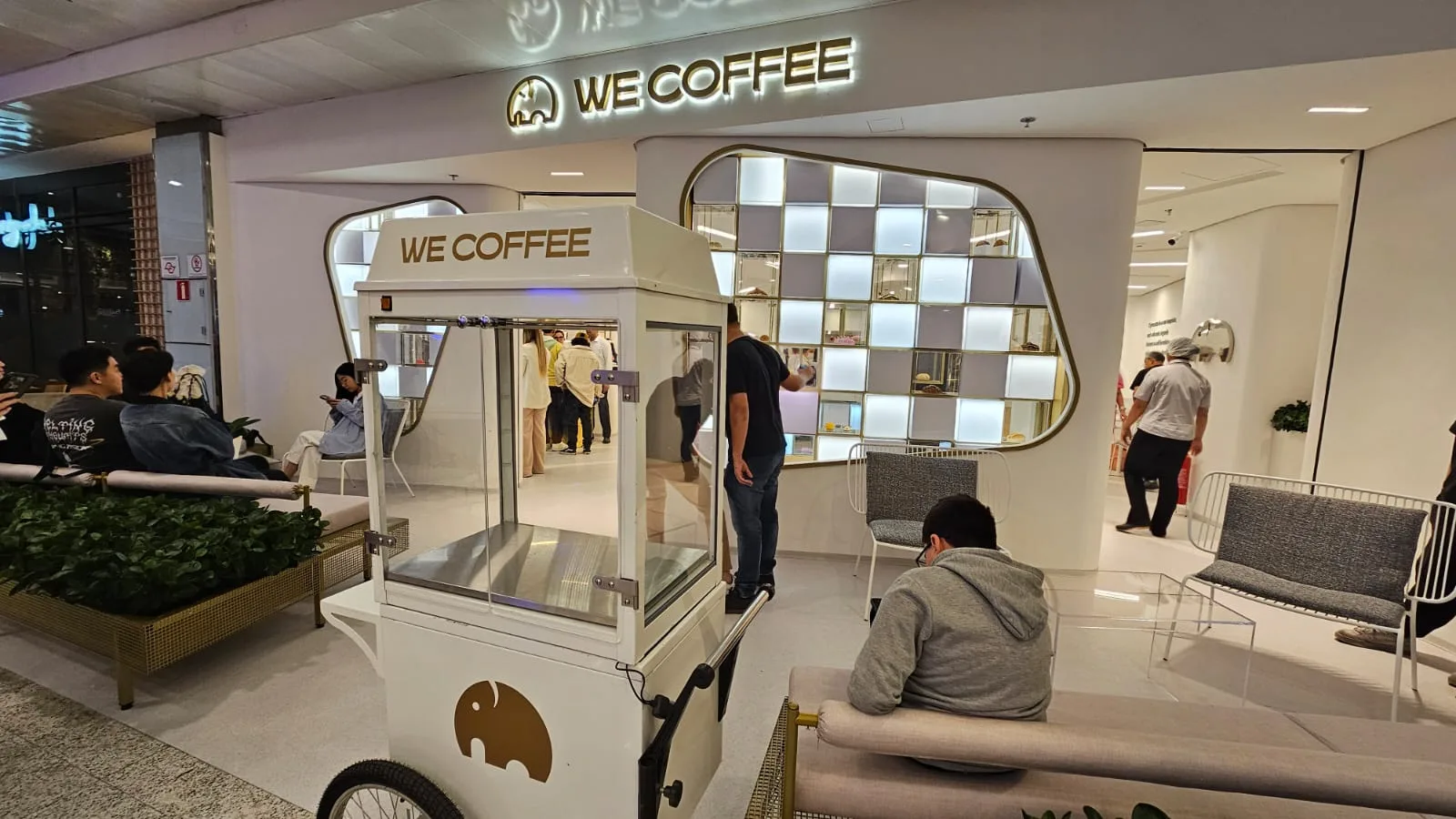 we coffee shop with mobile cart kiosk in modern mall interior., we coffee, santo andré